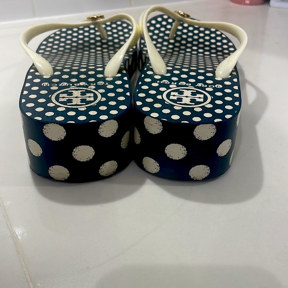 Tory Burch wedge flip flops cream / navy polka dots - Picture 6 of 6